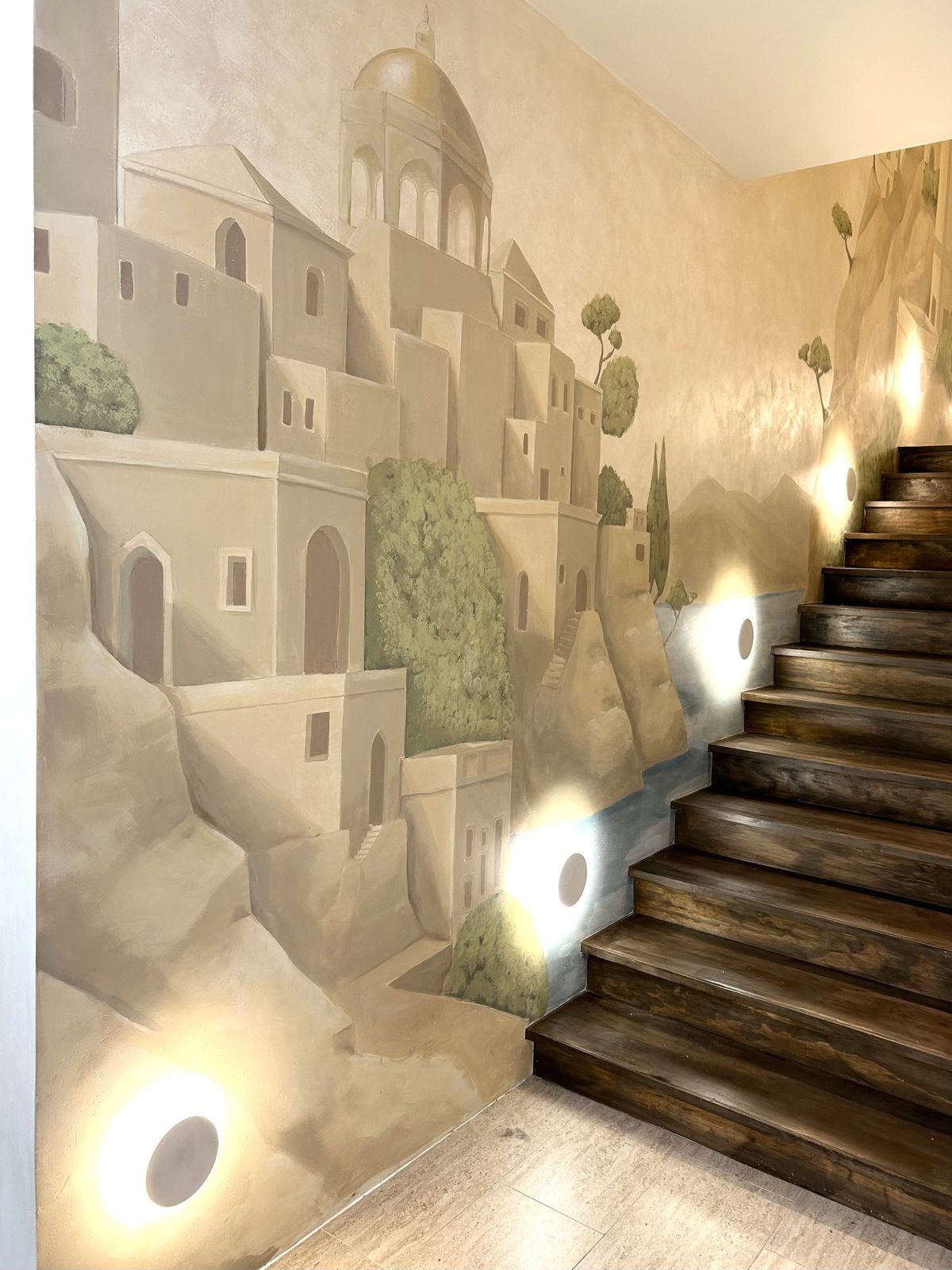 Mural Dagan sobre la escalera