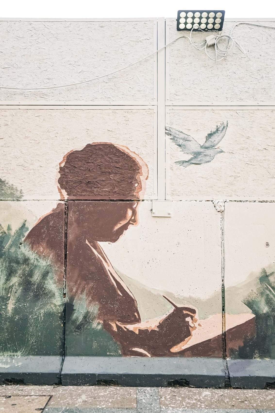 Detalle del mural, silueta y paloma