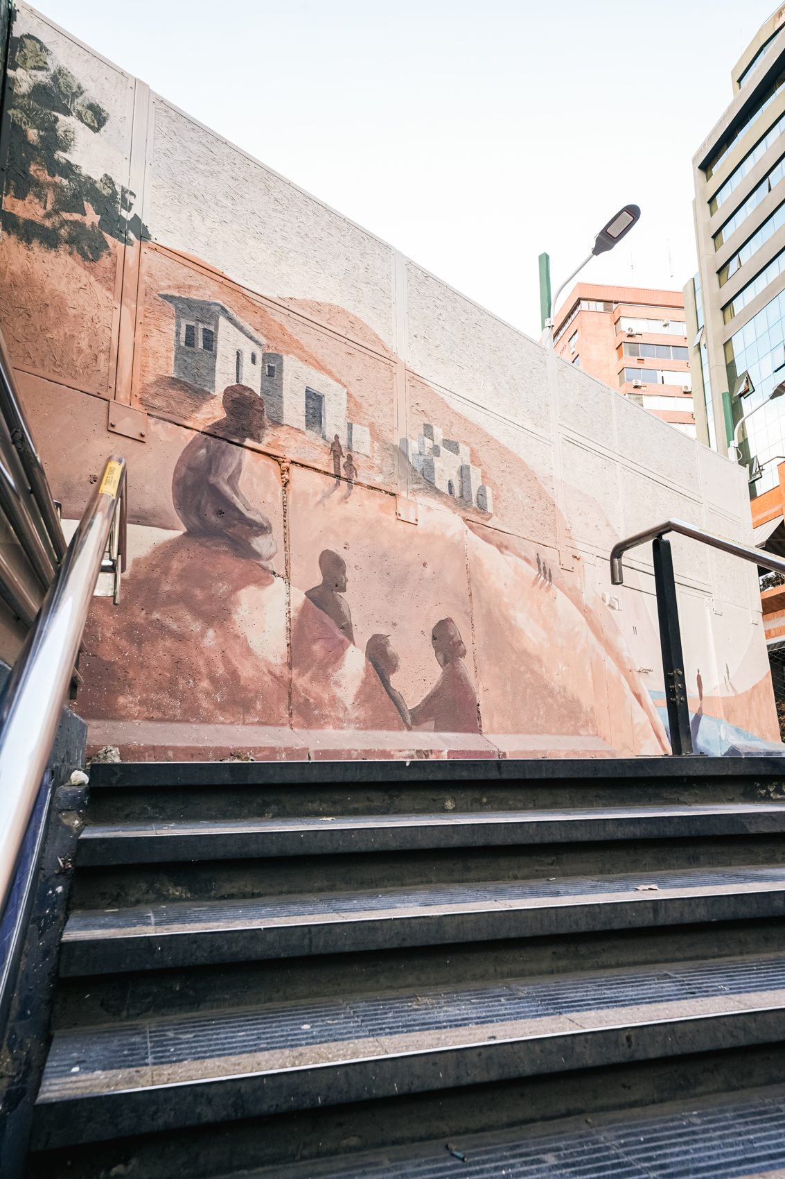 Acceso al Metro con el mural